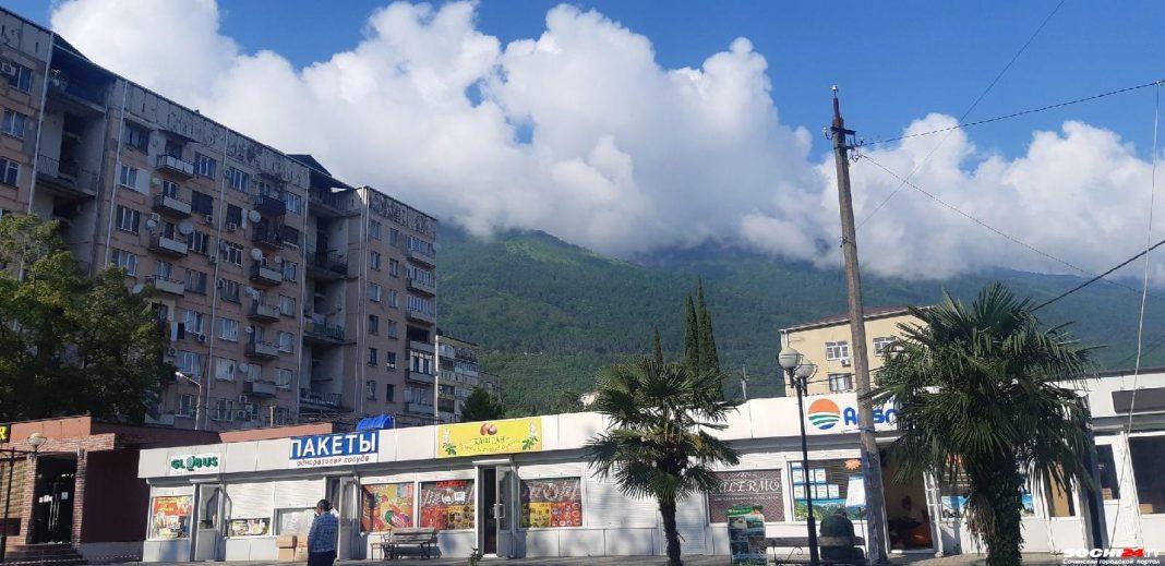 Объятия с унитазом и никакой медпомощи: туристка рассказала об отдыхе в Абхазии