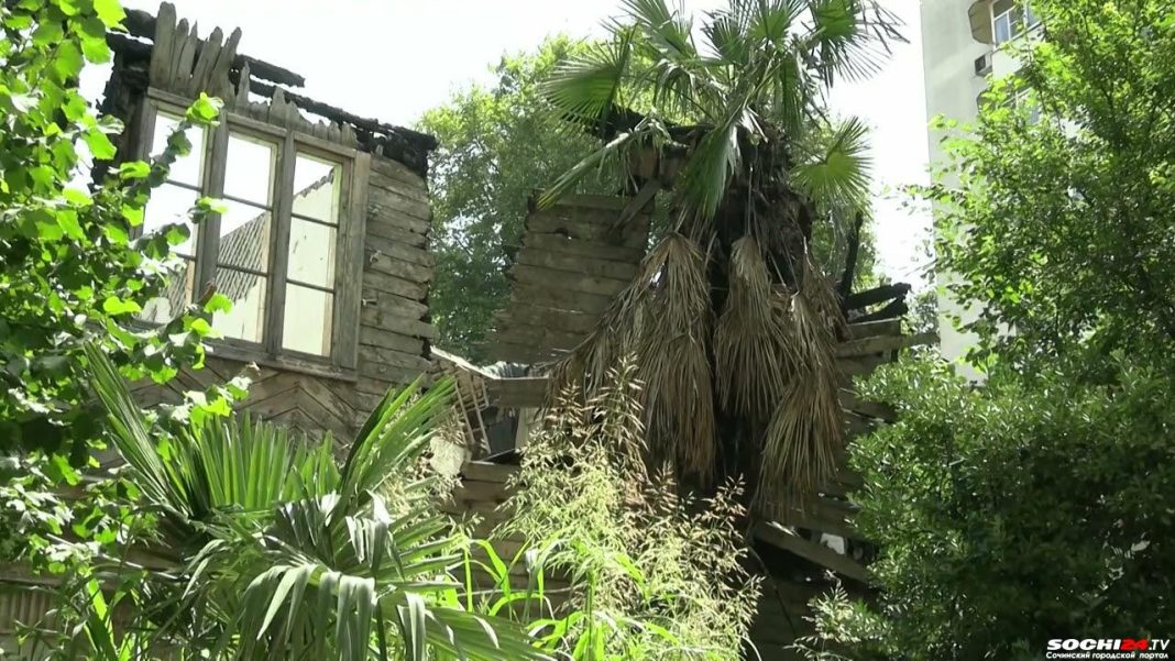 В центре Сочи рухнул дом (Видео)