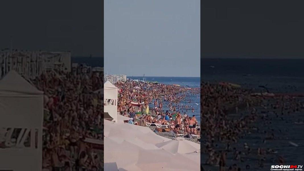 Концентрация людей зашкаливает: посмотрите на пляжи в Сочи