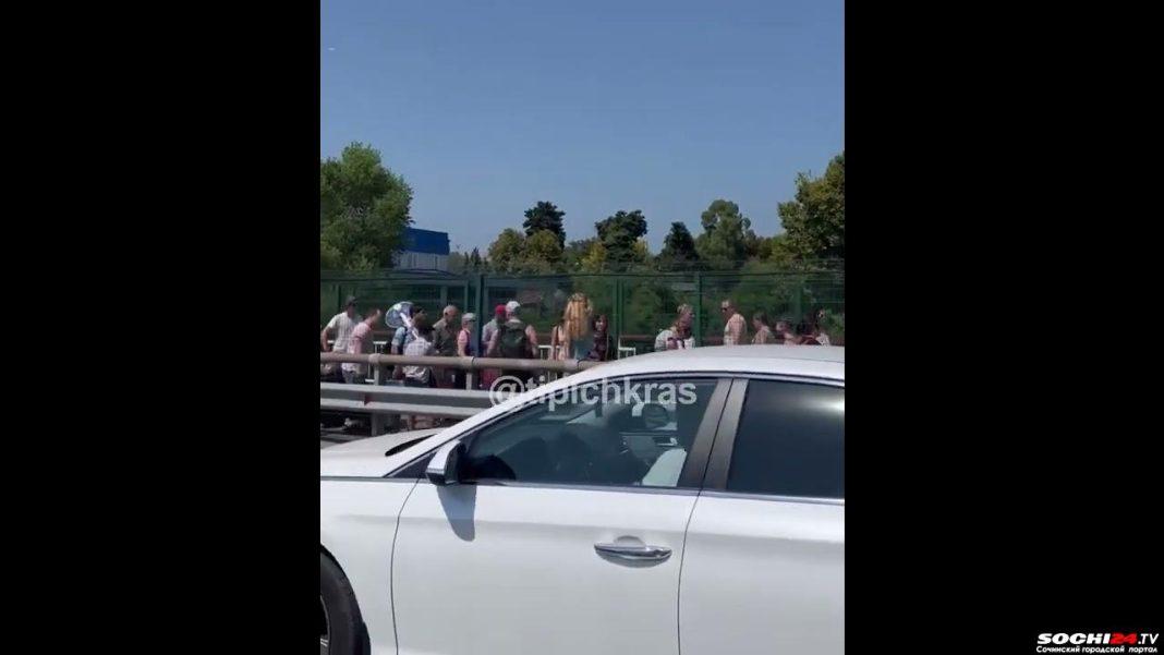 Пешеходная очередь из Сочи в Абхазию попала на видео