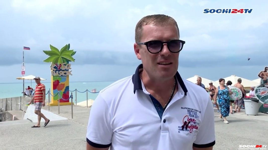 В Сочи посетителей пляжа перепугала странная течь в Черном море