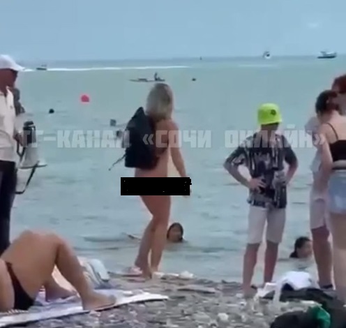 Что за дичь с людьми? В Сочи выгнали с пляжа голую девушку