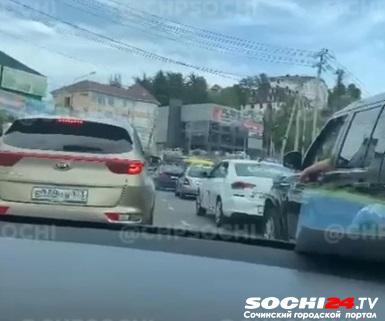 В Сочи ДТП парализовало движение на улице Транспортной