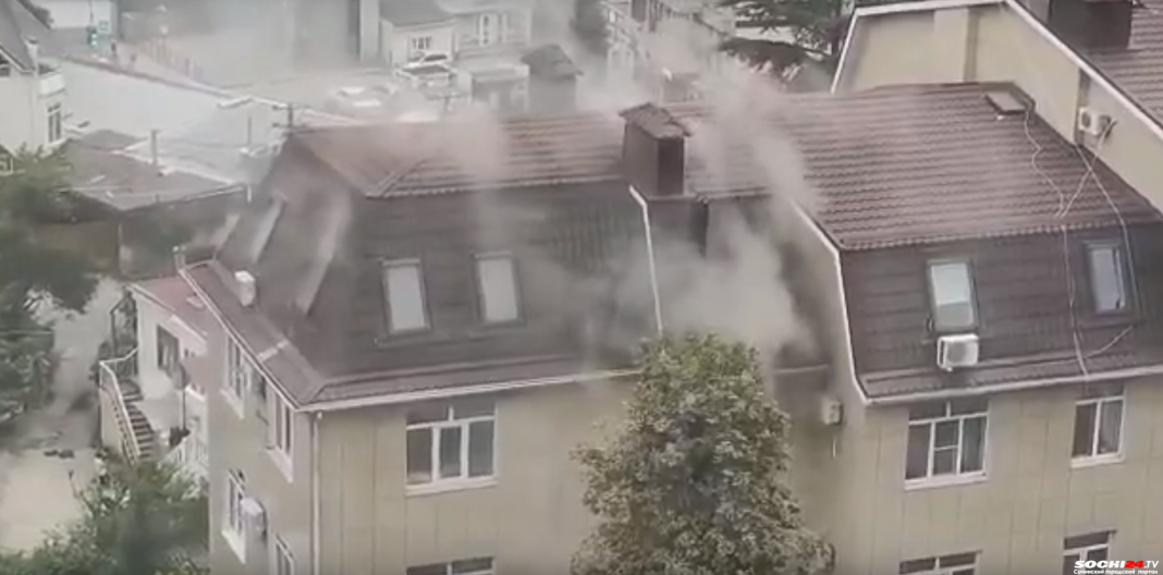 В Сочи эвакуировали жильцов многоквартирного дома из-за пожара