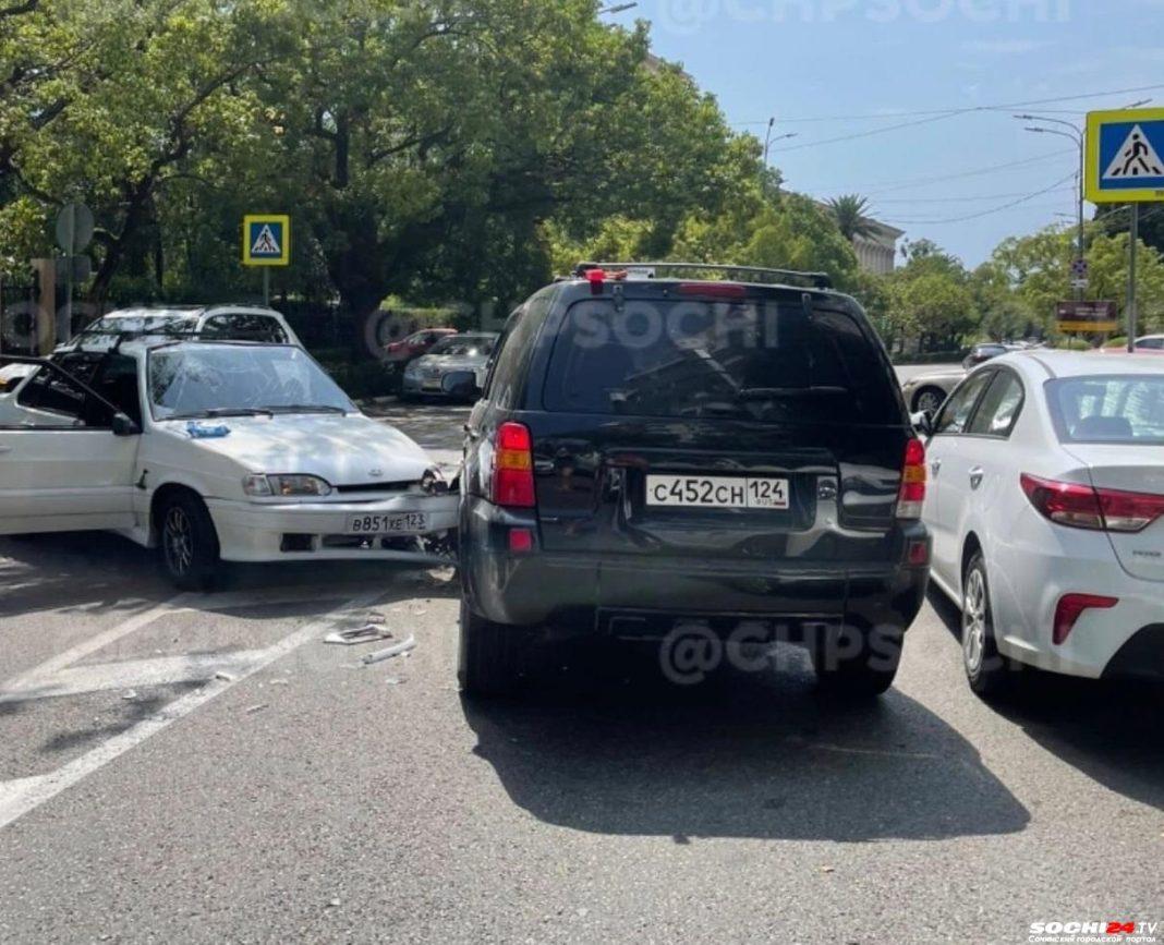 В Сочи водитель устроил ДТП и сбежал вместе с пассажиром