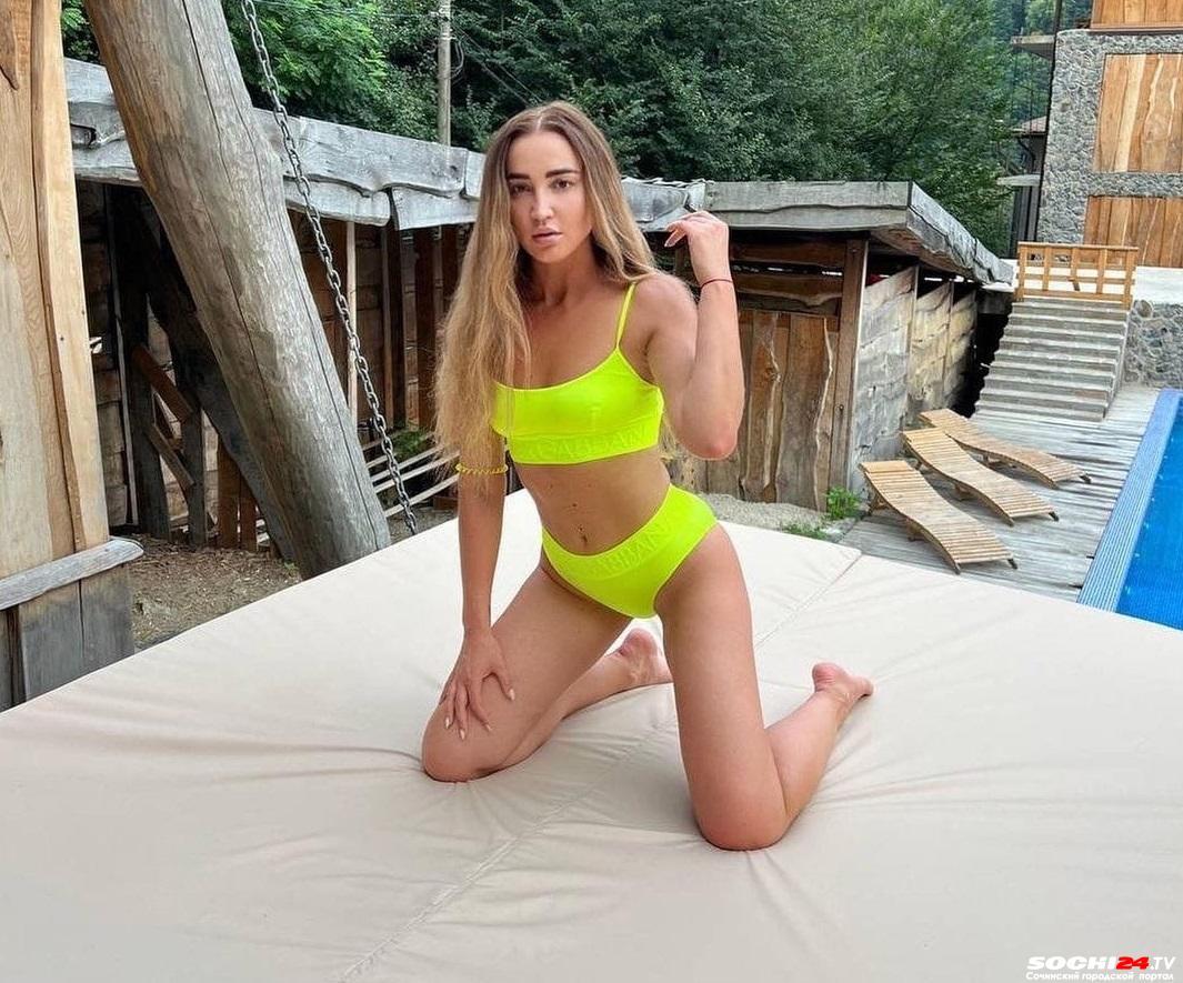 Распухло? Бузову высмеяли за неудачный фотошоп