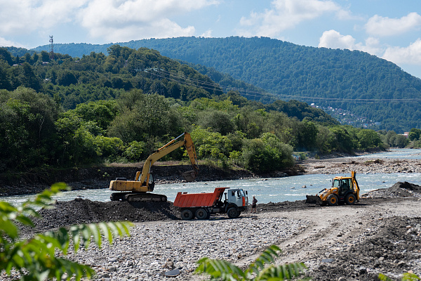 В Сочи расчищают проблемный участок реки
