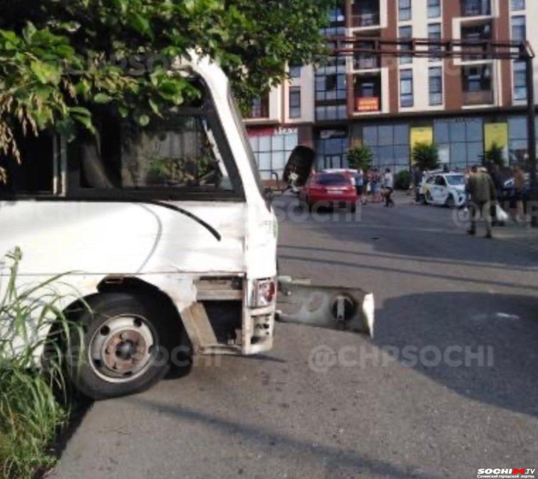 В Сочи автобус с людьми скатился со склона