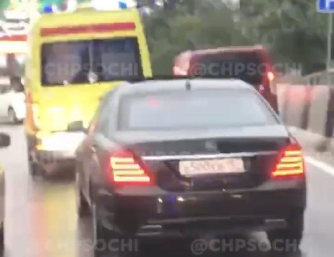 В Сочи водитель «Мерседеса» не уступал дорогу скорой помощи с 11-месячным пациентом (Видео)
