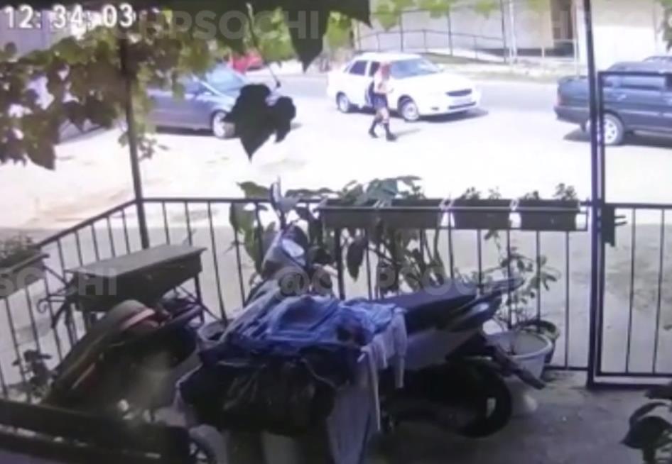 Соцсети: в Сочи автомобилист пытался затащить пятиклассницу в машину