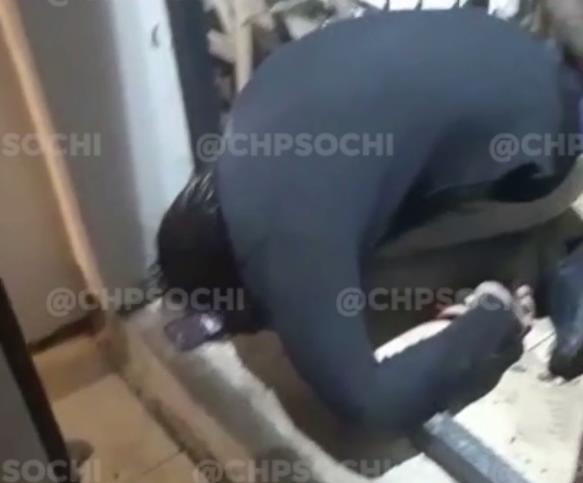 В Сочи нашли труп мужчины на лестничной клетке