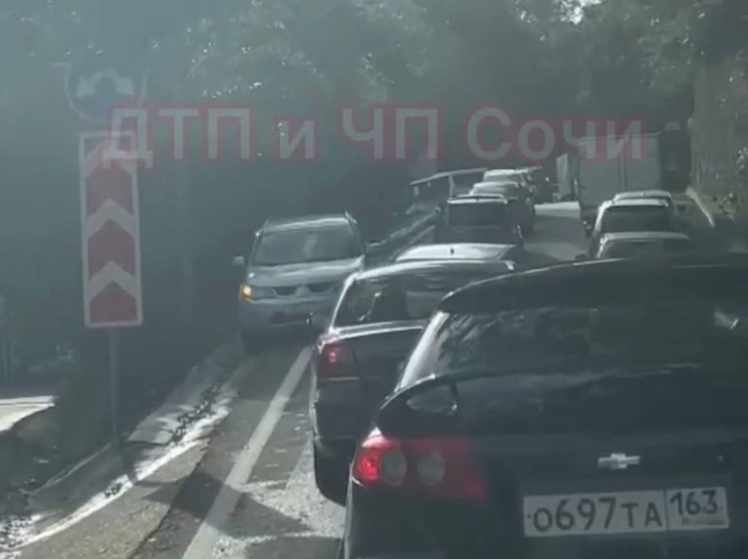 В Сочи наглый водитель решил сократить путь по встречке (Видео)