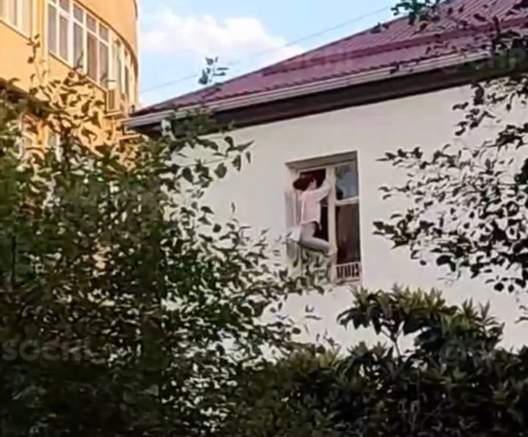 В Сочи эксцентричная дама напугала прохожих, устроив танцы на карнизе на последнем этаже (Видео)