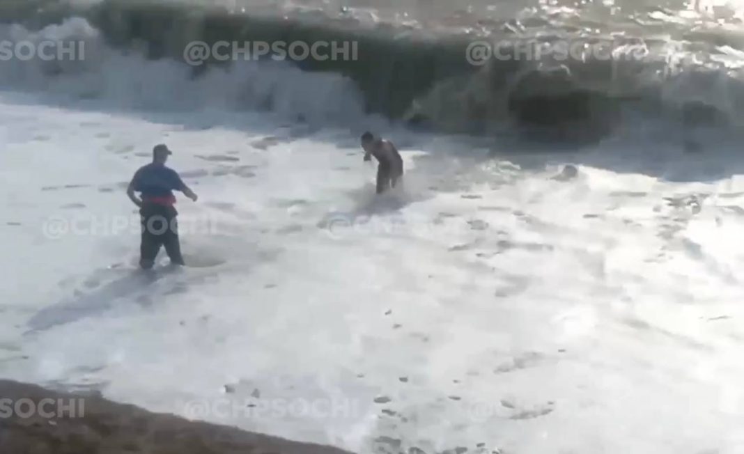 Фатальная безответственность: в Сочи во время шторма погиб мужчина (Видео)