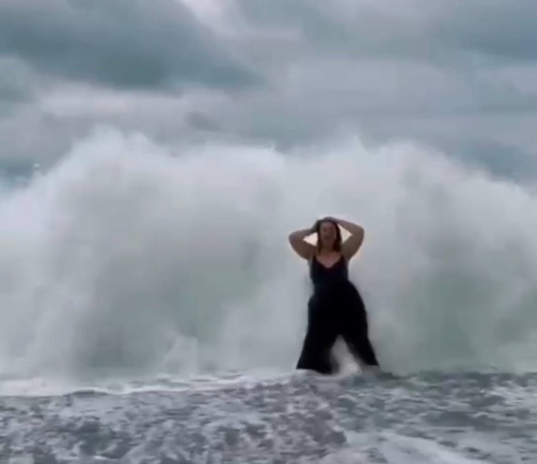 На пляже в Сочи женщину прибило волной во время фотосессии