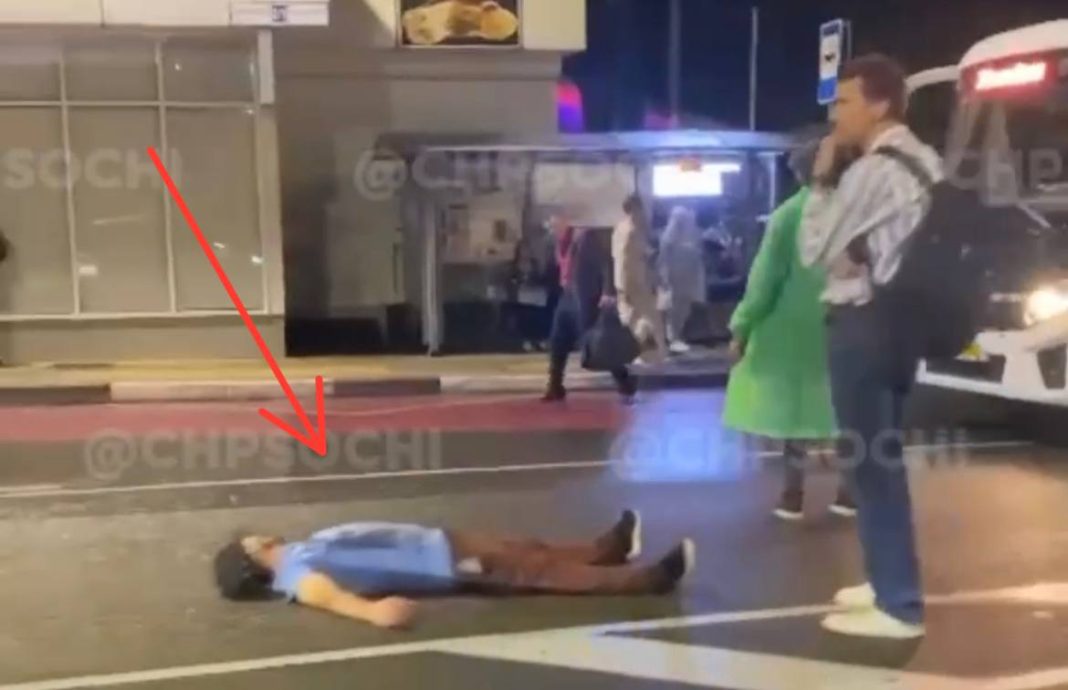 В Сочи пешеход прилег отдохнуть на проезжей части (Видео)