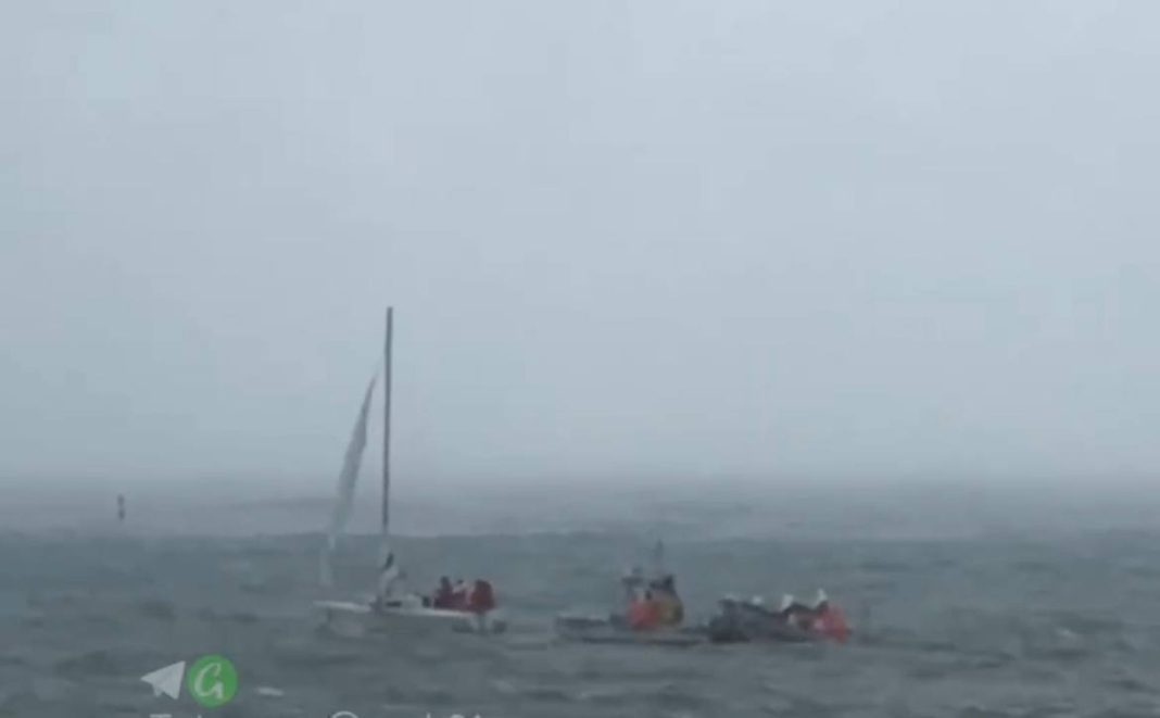 В Сочи яхтсменов с оборванным парусом едва не унесло в море (Видео)