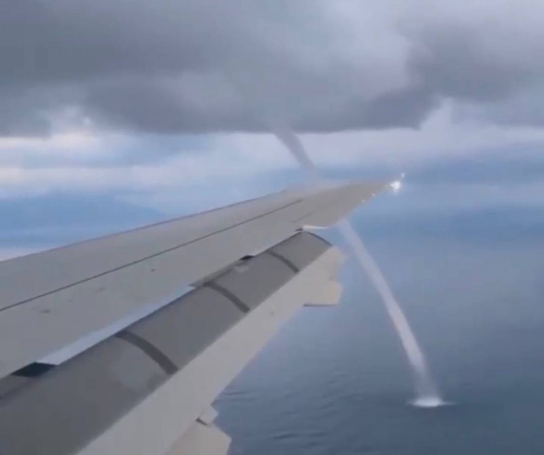 В Сочи пассажиры самолёта сняли на камеру полёт над смерчем (Видео)