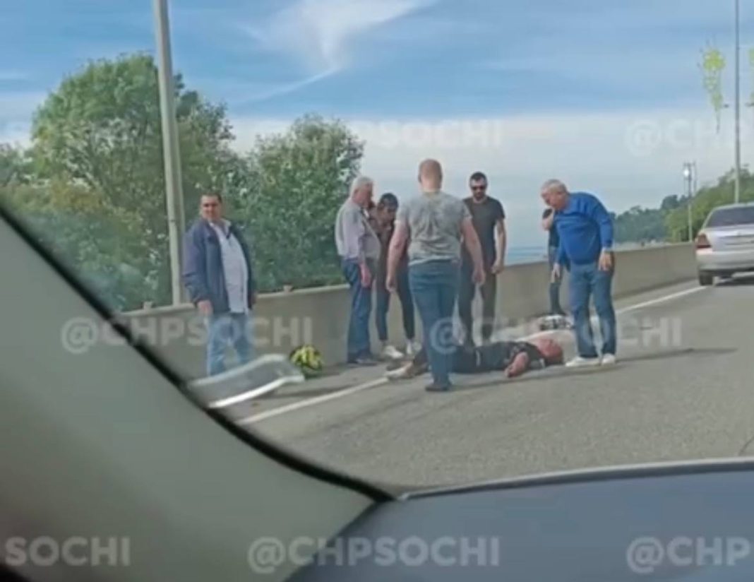 Безбашенные гонки: в Сочи мотоциклист врезался в автобус с пассажирами (Видео)