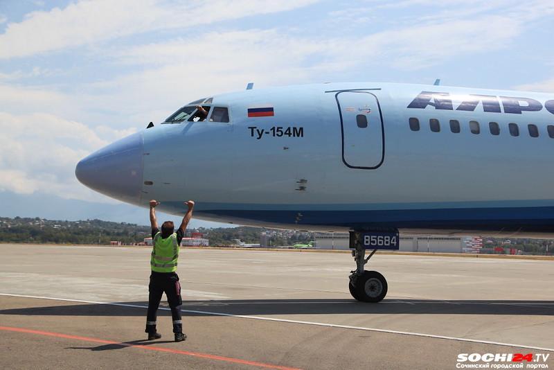 Разлетаются, как пирожки: В Сочи разбирают билеты за рубеж по полмиллиона рублей