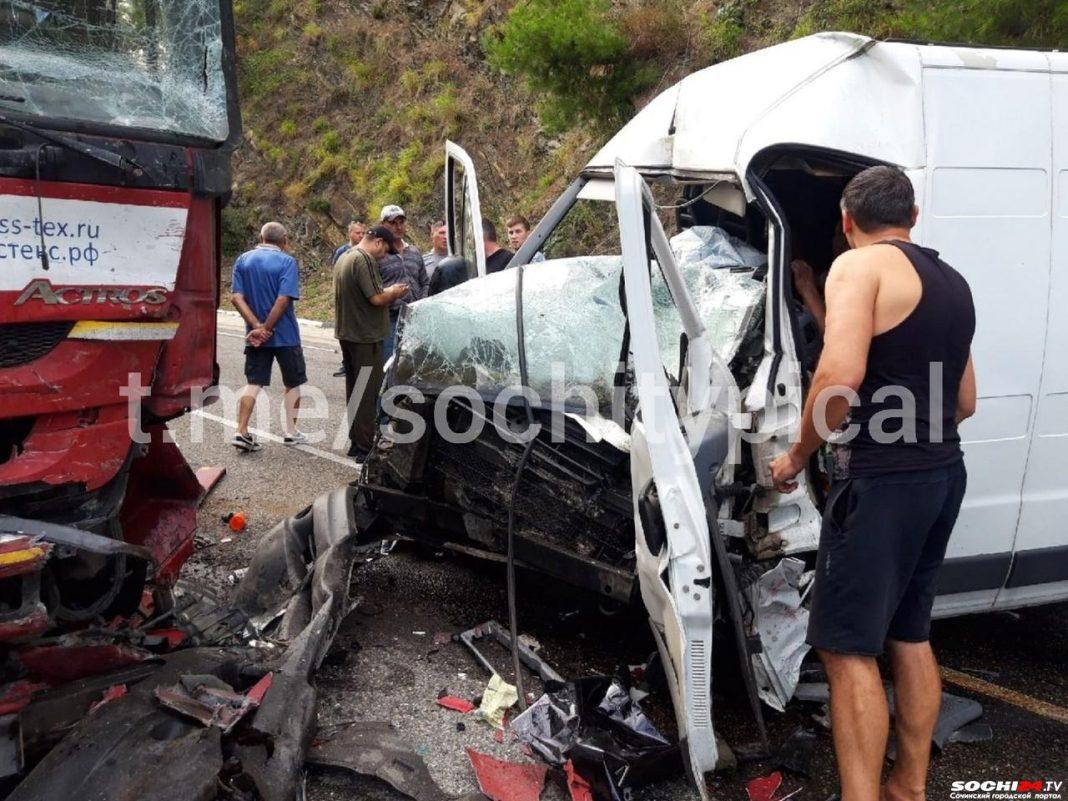 Уснул за рулём? На трассе Джубга-Сочи произошла серьезная авария