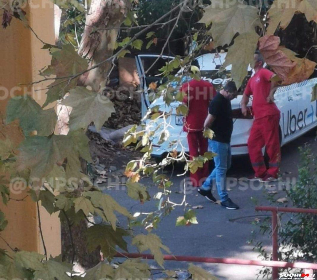 В Сочи водитель такси умер возле своего автомобиля