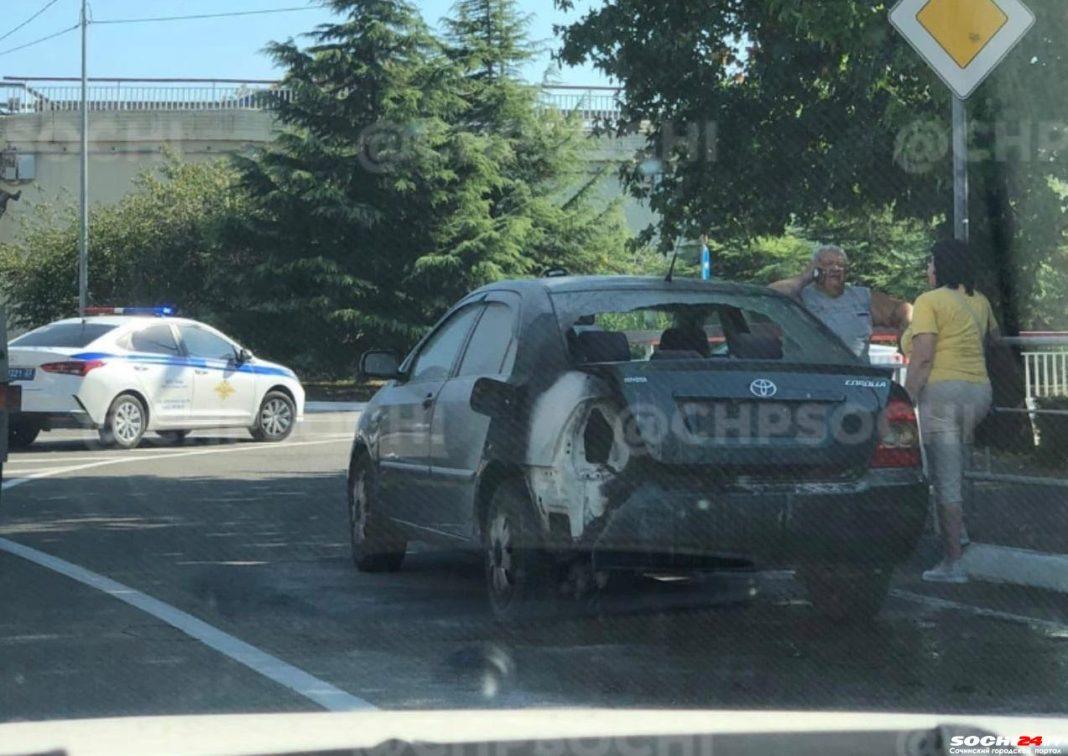 Третий случай за неделю: в пробке Сочи-Адлер задымился автомобиль