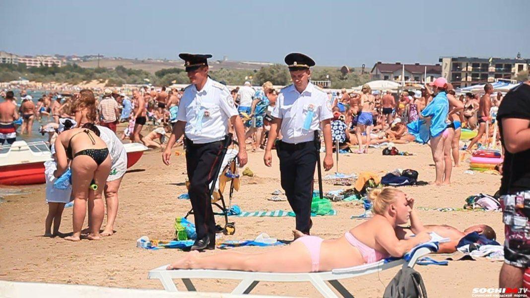 Засады на нудистов: ГИБДД предложили стать туристической полицией на курорте