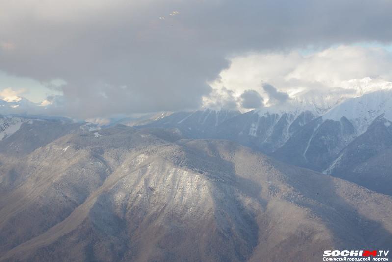 А вот и снег: в Сочи сняли на видео снежные вершины на отметке 2700