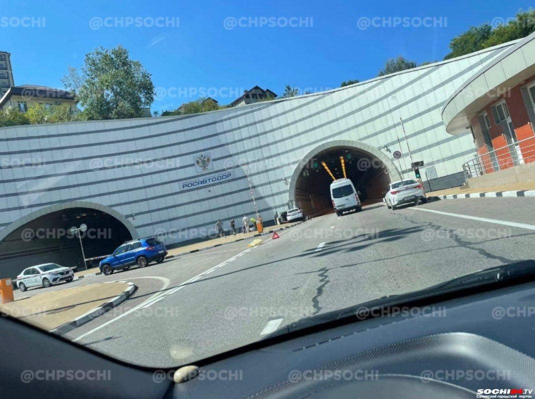 Водитель такси въехал в стену тоннеля в Сочи