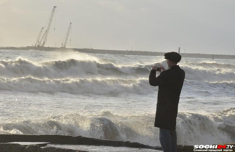 Море унесло жителя Ленобласти, отдыхавшего в Сочи. Спасатели продолжают поиски