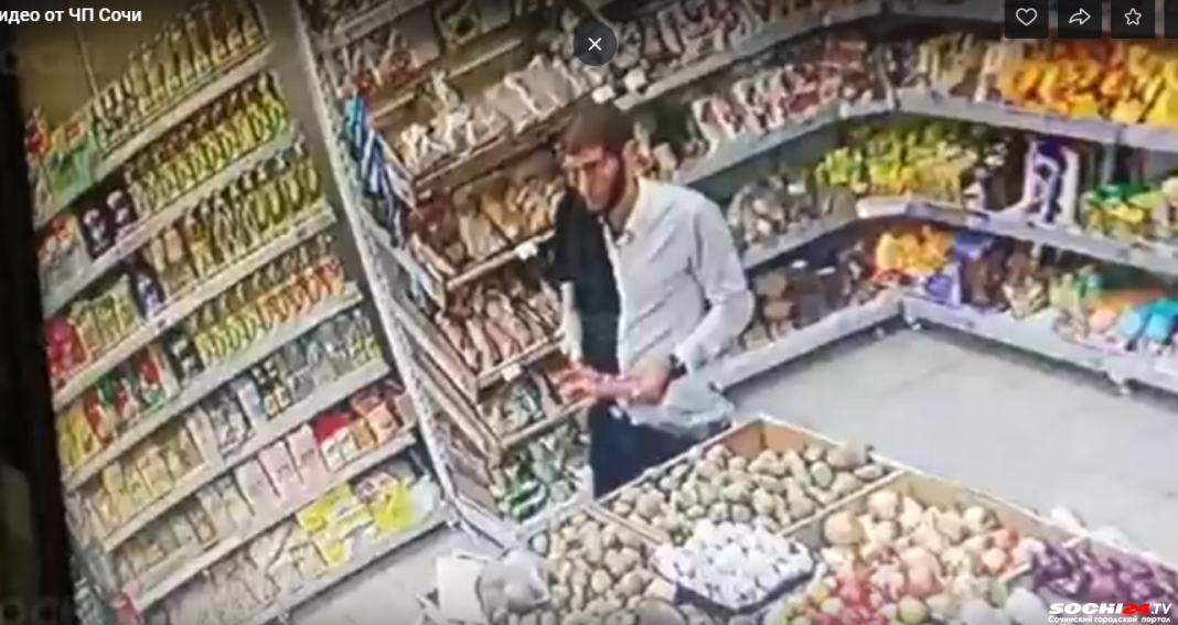 Мужчины затолкали продукты себе в штаны в магазине в Сочи