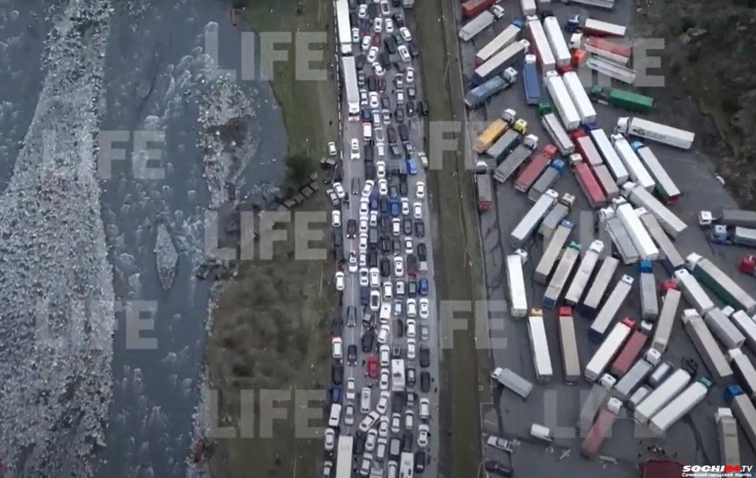 Драки и многокилометровая очередь на выезде из России в Грузию: что происходит на границе?