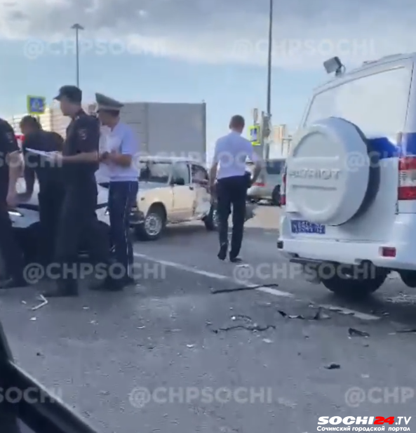 В Сочи водитель «Семёрки» врезался в полицейских