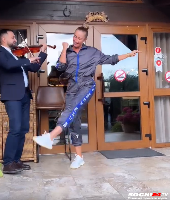 Бузова «подвинула» скрипача в ресторане в Сочи