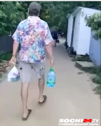 Петя, притормози! Жена приревновала мужа к полуодетой туристке в Сочи