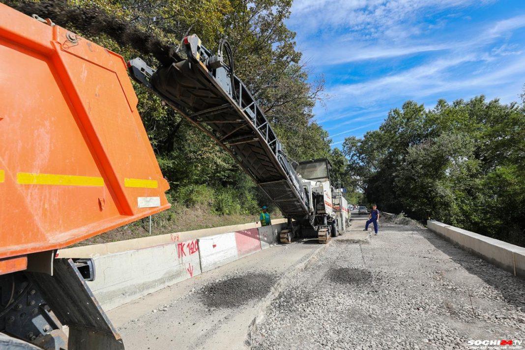На трассе Джубга-Сочи идёт ремонт у посёлка Головинка