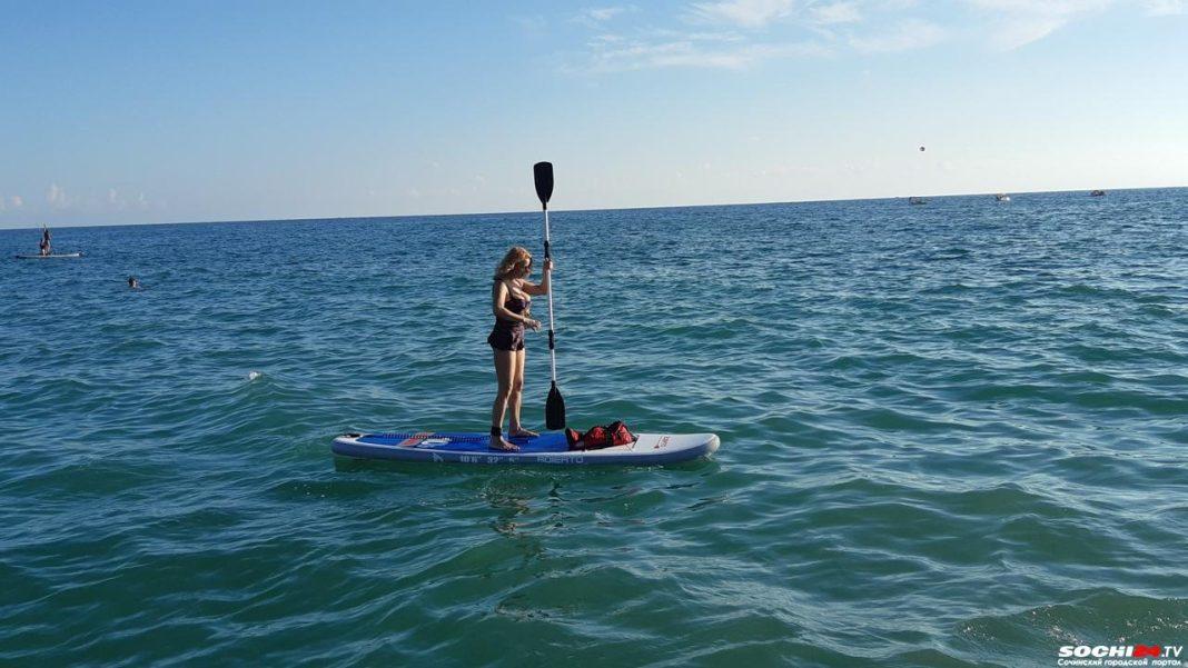 Туристкам, унесенным в море на сапе, потребовалась помощь спасателей в Сочи