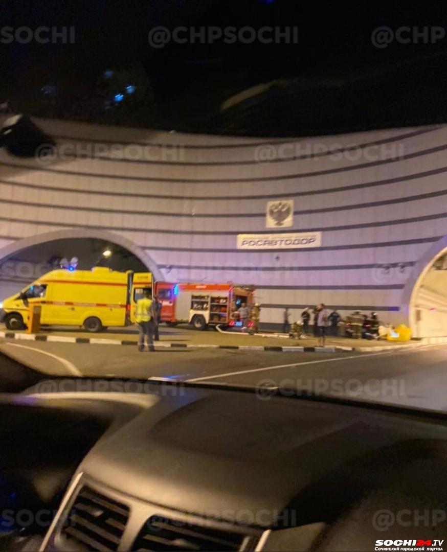В Сочи при въезде в тоннель автомобиль врезался в стену