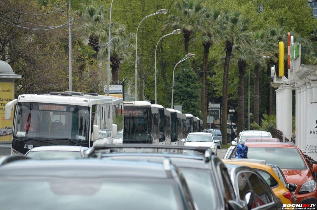 Не стоит на ногах, но рулит: нетрезвый доставщик возмутил сеть