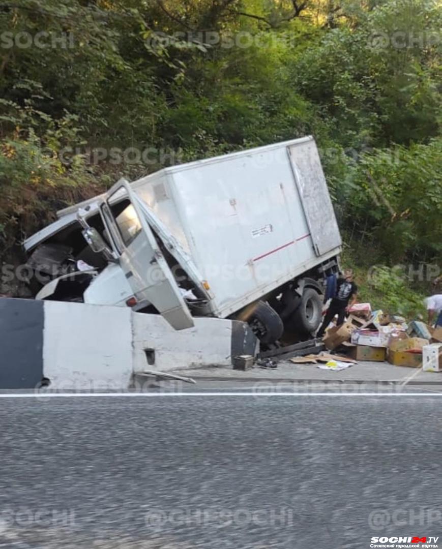 На трассе Джубга-Сочи грузовик без тормозов влетел в бетонный блок