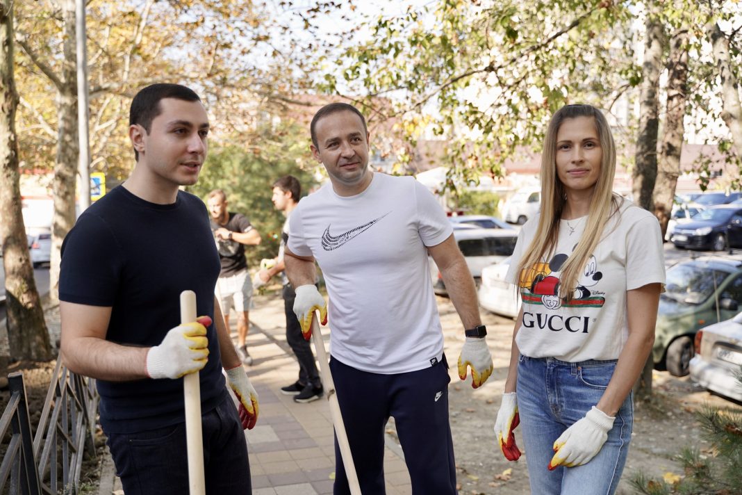 Депутаты округа «Завокзальный» провели субботник и восстановили клумбу в Год экологии