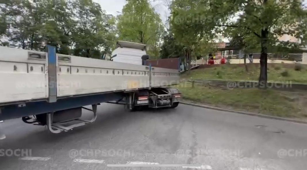 В Сочи длинномер снёс легковушку и застрял поперёк перекрёстка (Видео)