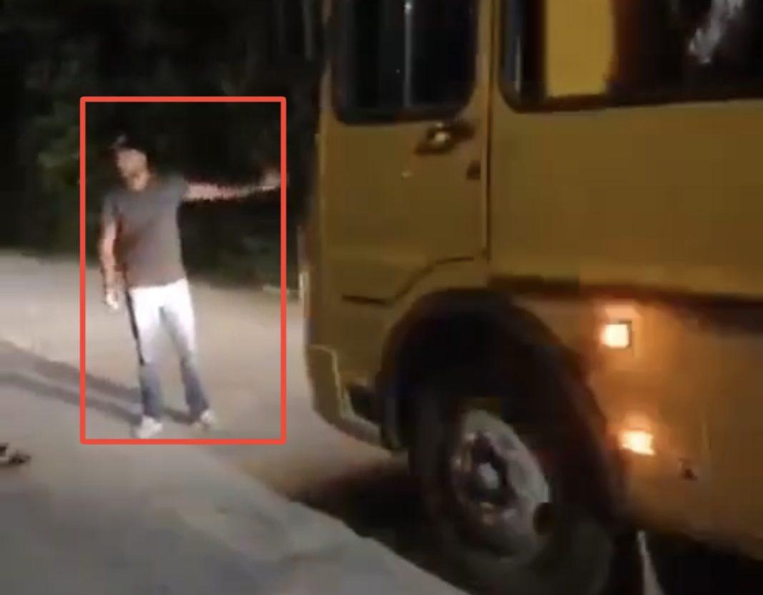 В Сочи родители бросаются под школьный автобус, чтобы забрать своих детей (Видео)