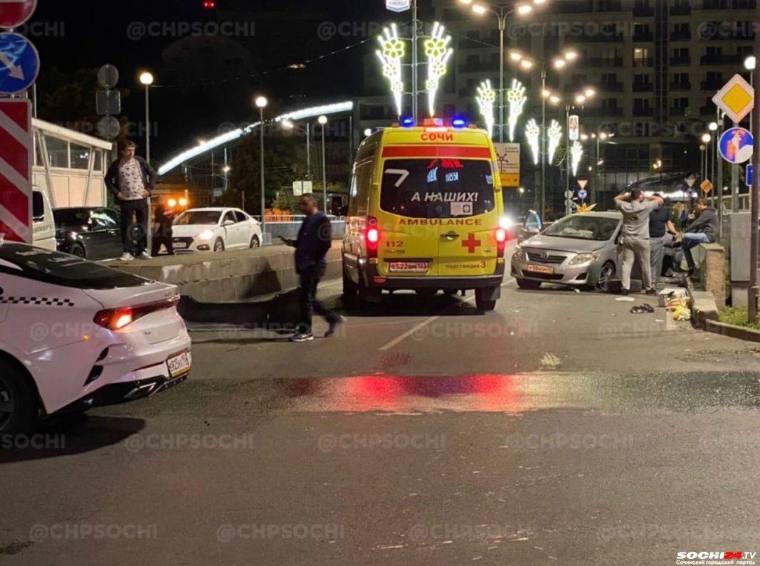 В центре Сочи жёстко столкнулись две иномарки