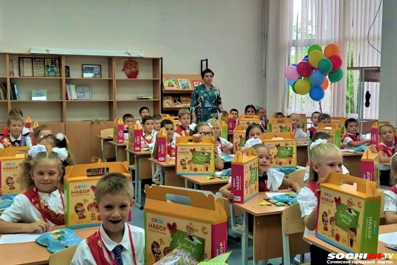 9000 первоклассников в Сочи в День знаний получили подарки от главы города