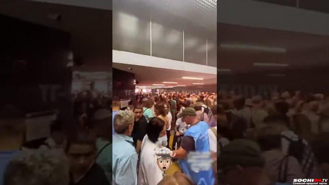 На «Ласточке» удобней, говорили они: столпотворение на вокзале в Сочи сняли на видео