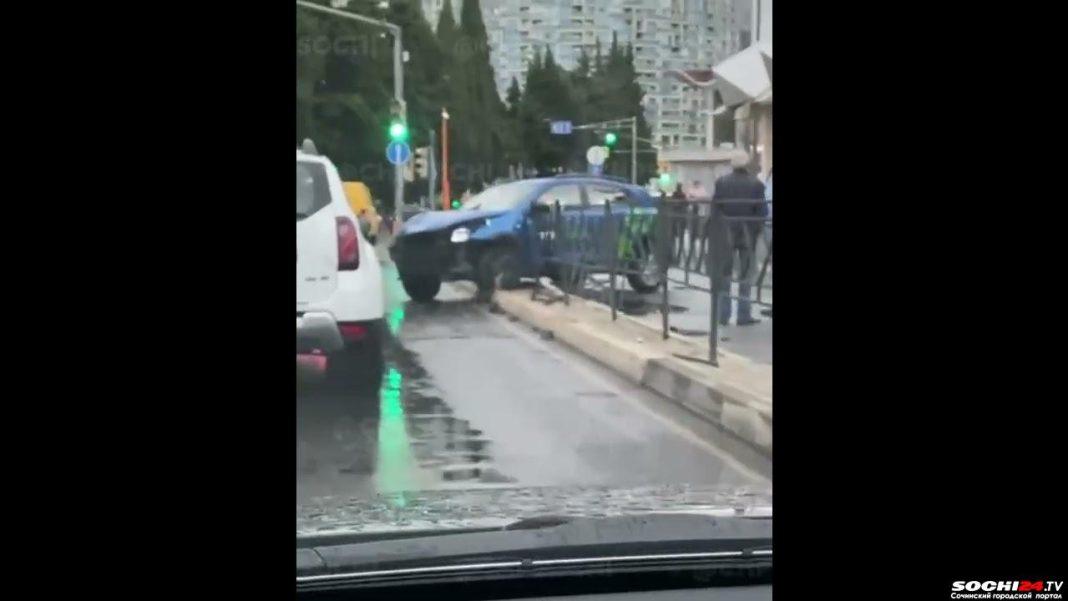 Устроили ДТП и сбежали: авария с «каршерингом» попала на видео в Сочи