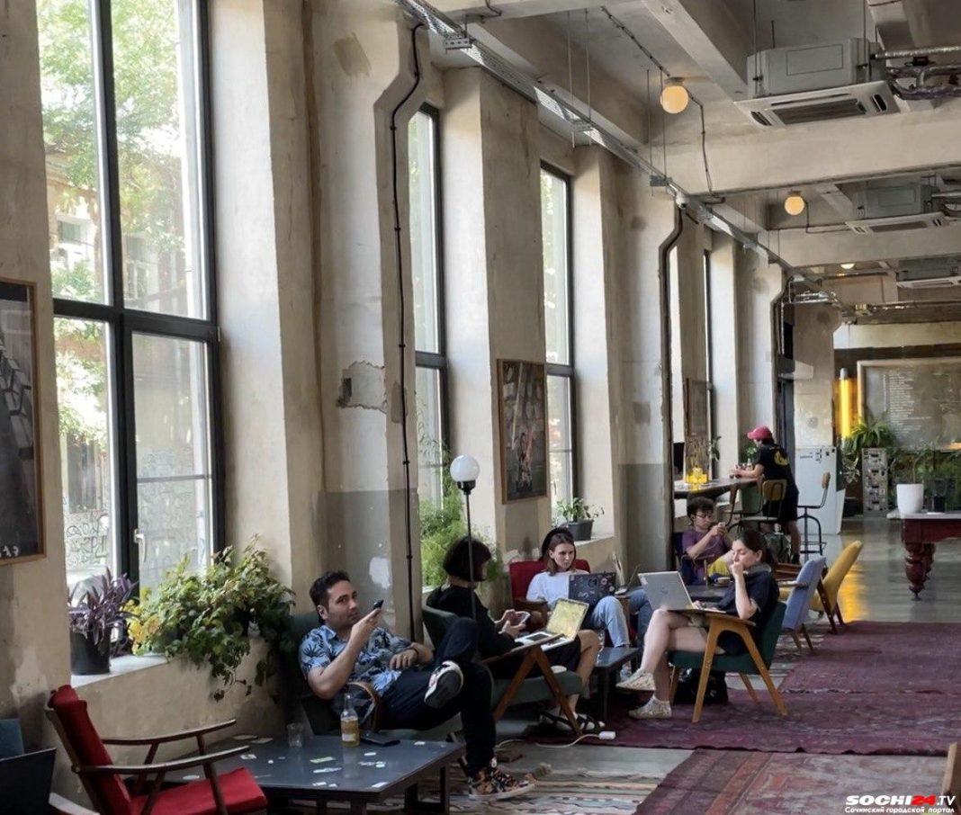 «Будто спишь на заводе»: жителя Сочи удивил необычный отель в Тбилиси