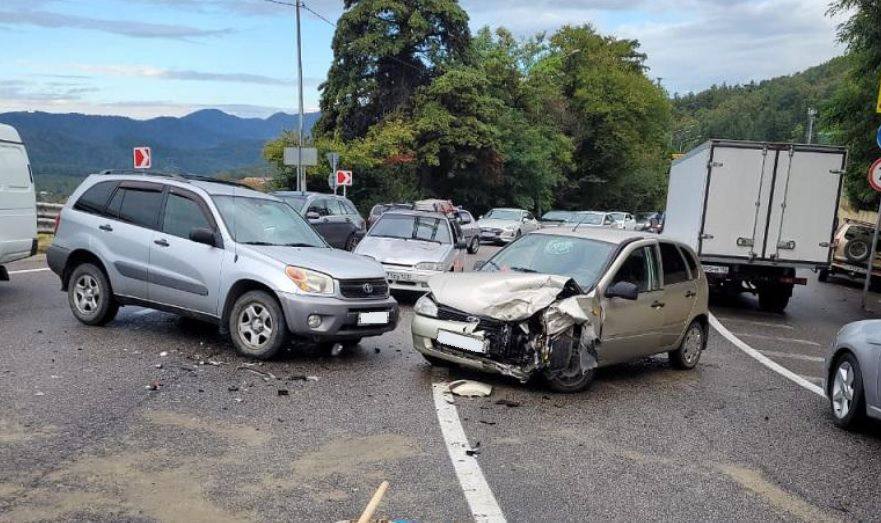 В Сочи при столкновении «Лады» и «Тойоты Рав 4» пострадали 4 человека